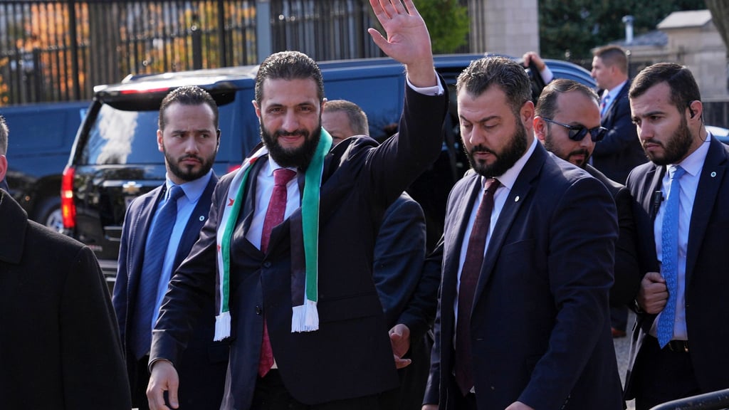 Ahmed al-Scharaa, Übergangspräsident von Syrien, winkt Anhängern vor dem Weißen Haus zu.