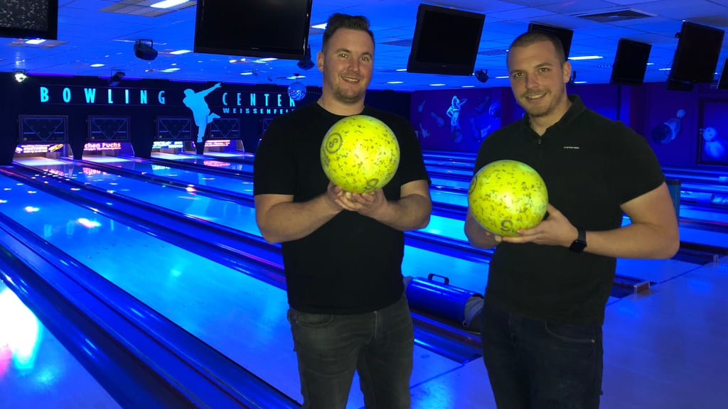 Benjamin Herbst (l.) und Alex Matthes haben erst im April das Weißenfelser Bowlingcenter übernommen. Nun suchen sie einen Nachfolger.