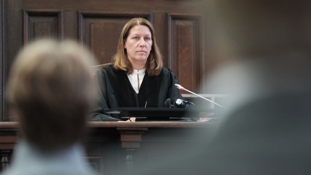 Die Vorsitzende Richterin Isabel Hildebrandt hat Christina Block mit einem Haftbefehl gedroht.