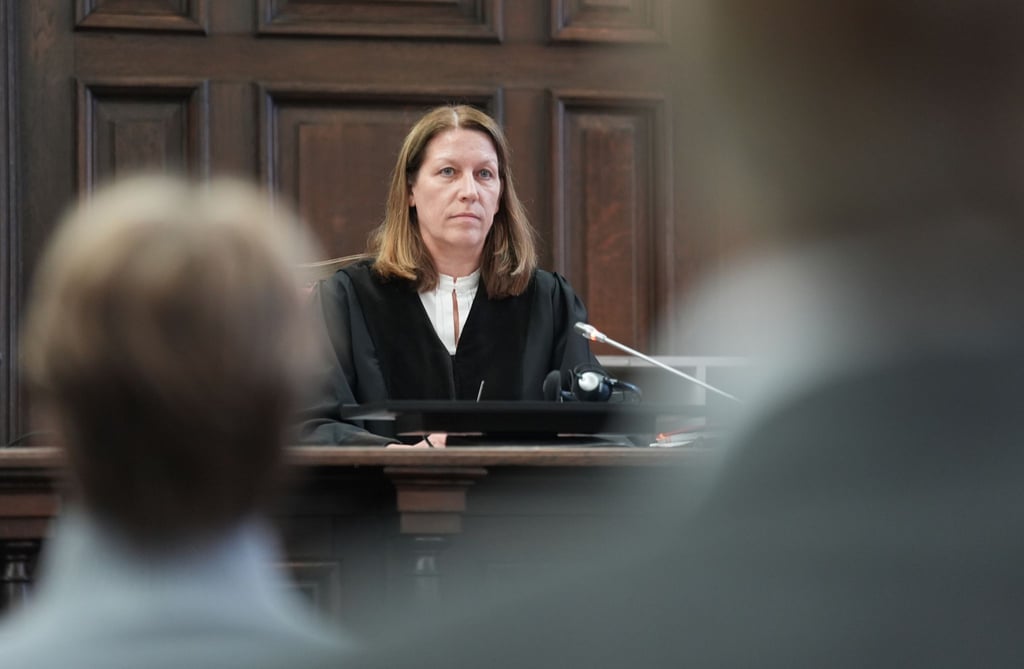 Die Vorsitzende Richterin Isabel Hildebrandt hat Christina Block mit einem Haftbefehl gedroht.