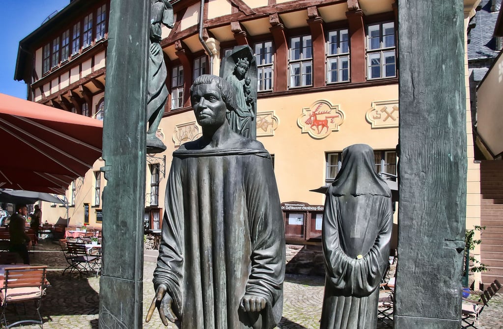 Seit 1989 erinnert das Thomas-Müntzer-Denkmal vorm Stolberger Rathaus an den Theologen, Reformator und Bauernführer. Er wurde vor 500 Jahren nach der verlorenen Schlacht bei Frankenhausen hingerichtet. 