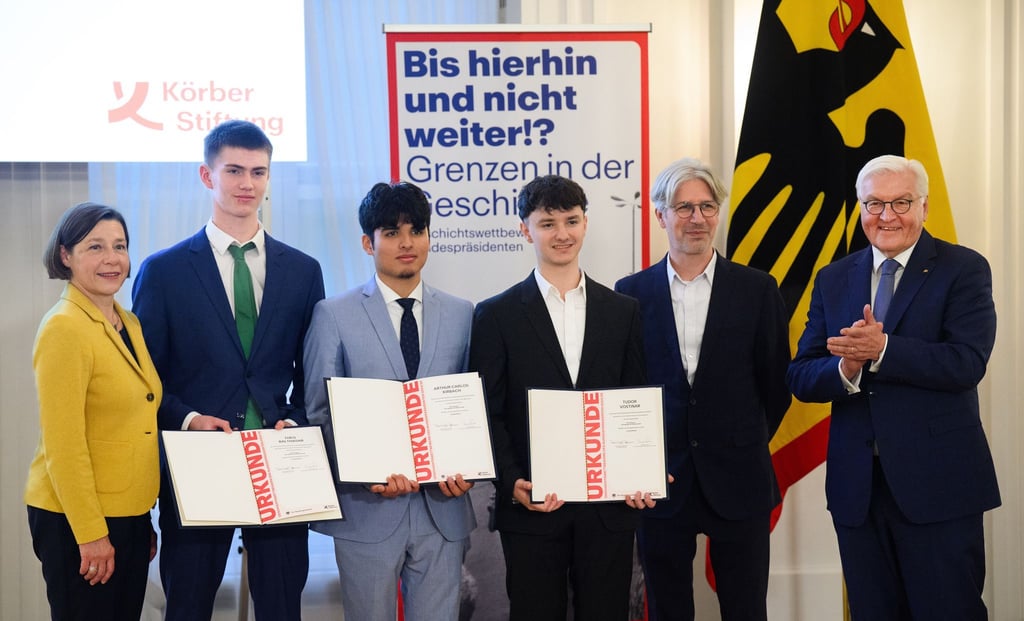 Frank-Walter Steinmeier ehrt die diesjährigen Preisträger des Geschichtswettbewerbs des Bundespräsidenten.