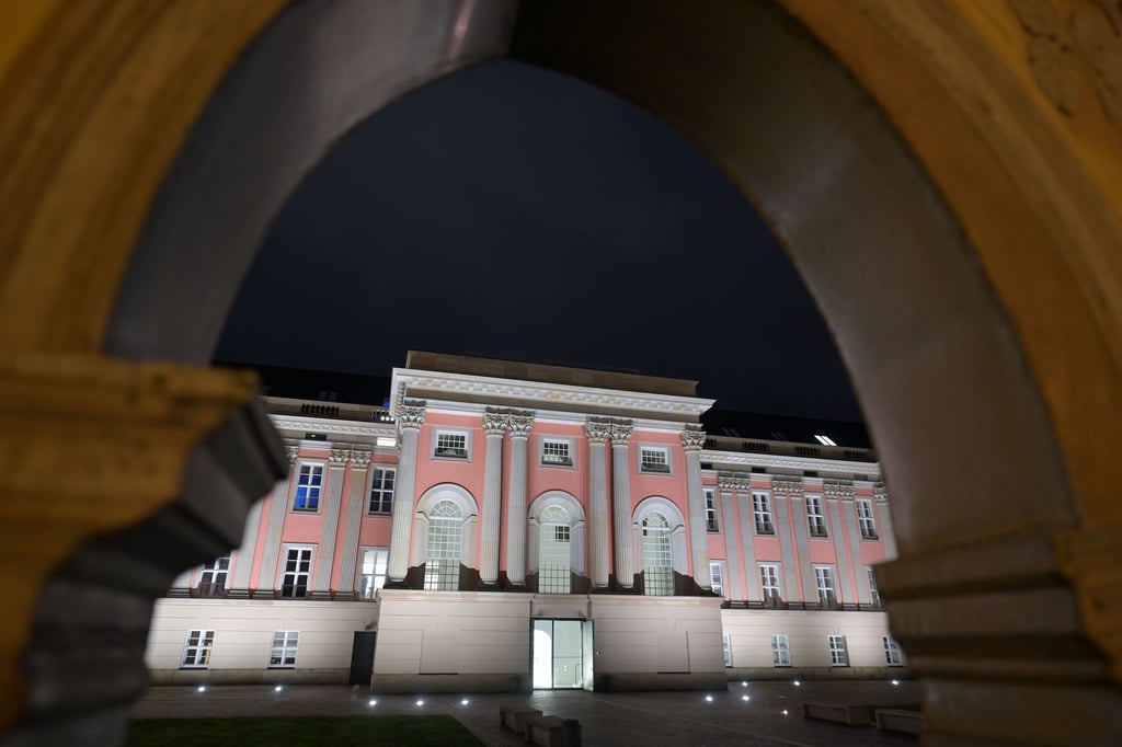Im Brandenburger Landtag spitzt sich die Koalitionskrise nach dem Austritt von vier Parteimitgliedern des BSW zu. (Archivbild)