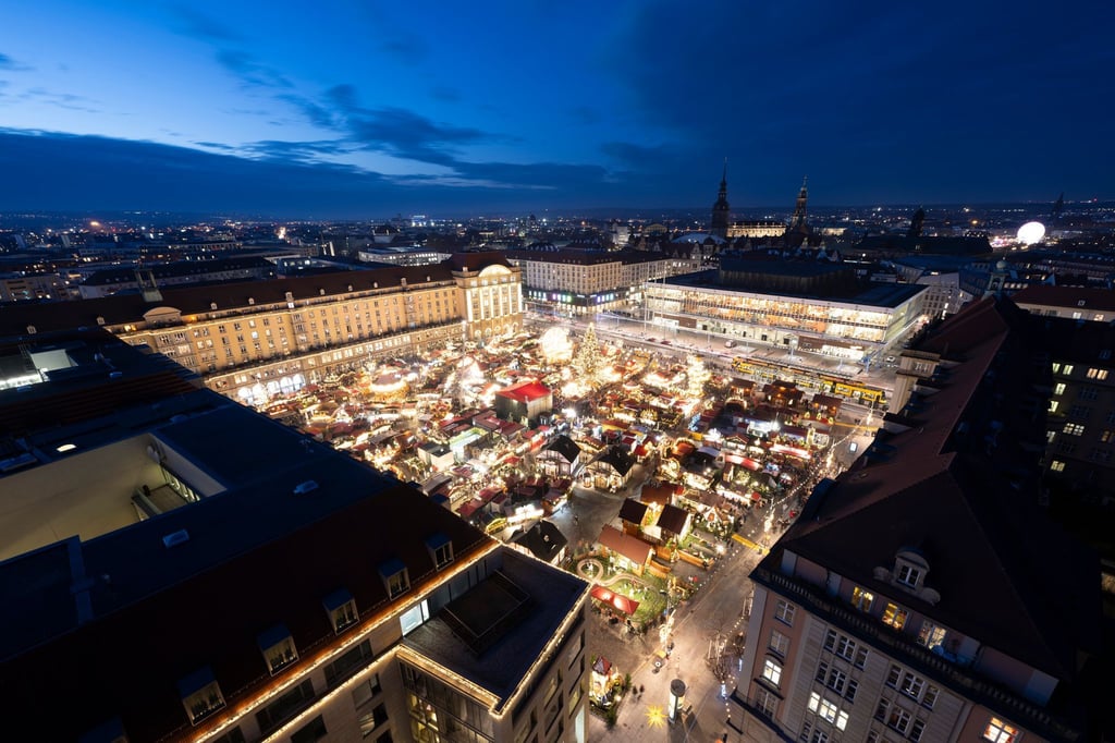 Trotz der Debatte um Sicherheit nach dem Anschlag in Magdeburg öffnen die Weihnachtsmärkte in Dresden, Leipzig und Chemnitz wie geplant. (Archivbild)
