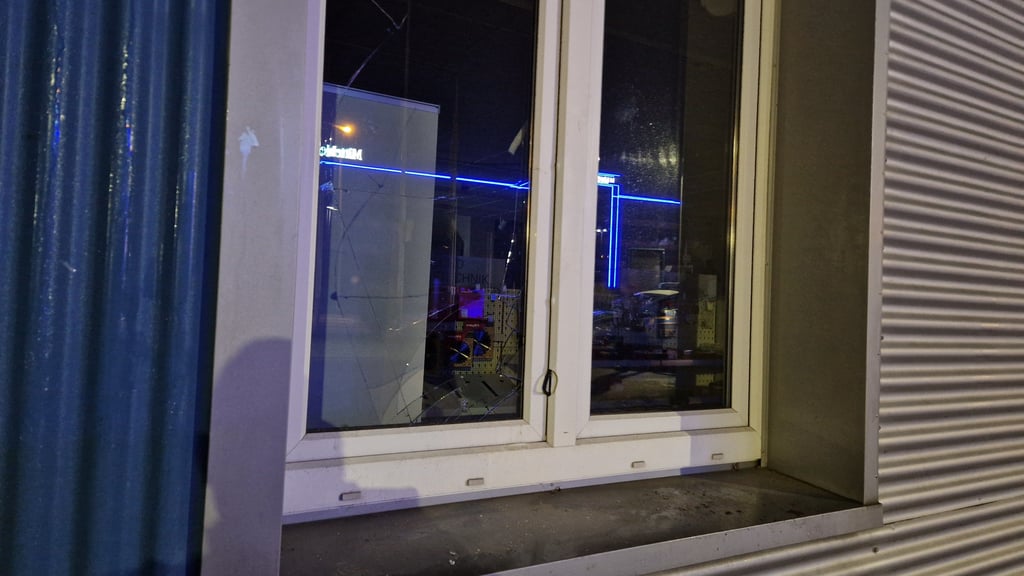 In der Nacht zum Dienstag wurde bei Hilti in der Delitzscher Straße eingebrochen. Durch dieses Fenster stiegen die Täter in die Firma ein. 