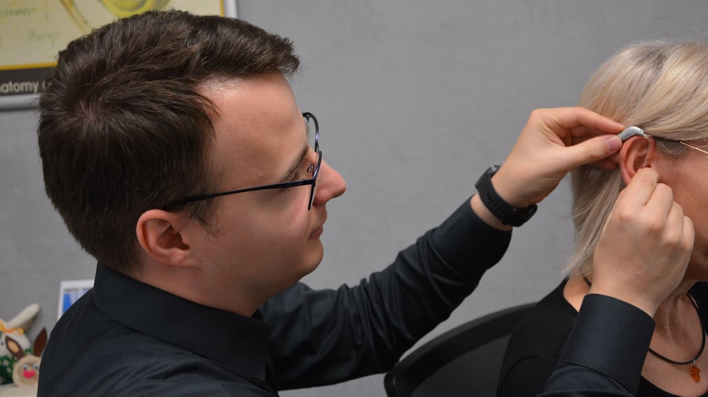 Hörakustikermeister Markus Hohmann passt ein Hörgerät an.