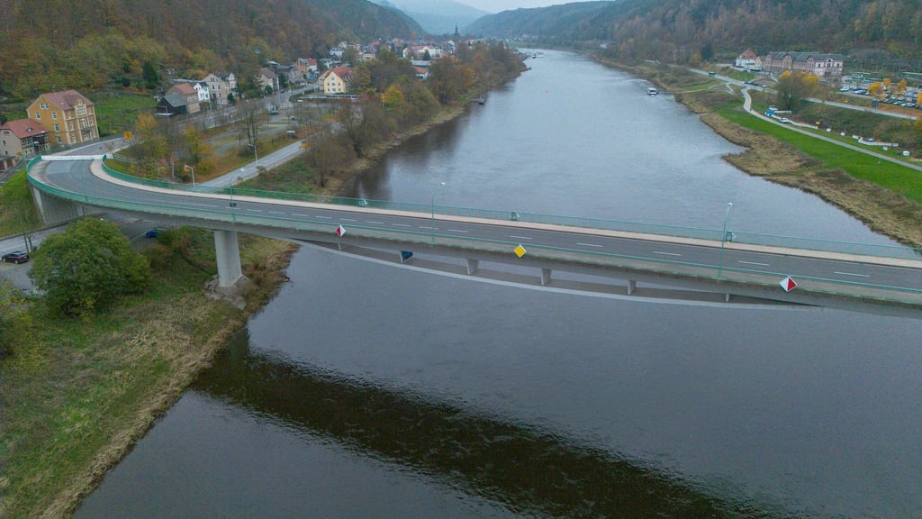 Die Elbbrücke in Bad Schandau kann wieder von Bussen und Lastwagen befahren werden. (Archivbild)