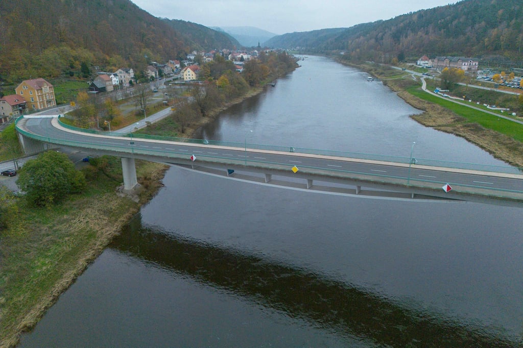 Die Elbbrücke in Bad Schandau kann wieder von Bussen und Lastwagen befahren werden. (Archivbild)