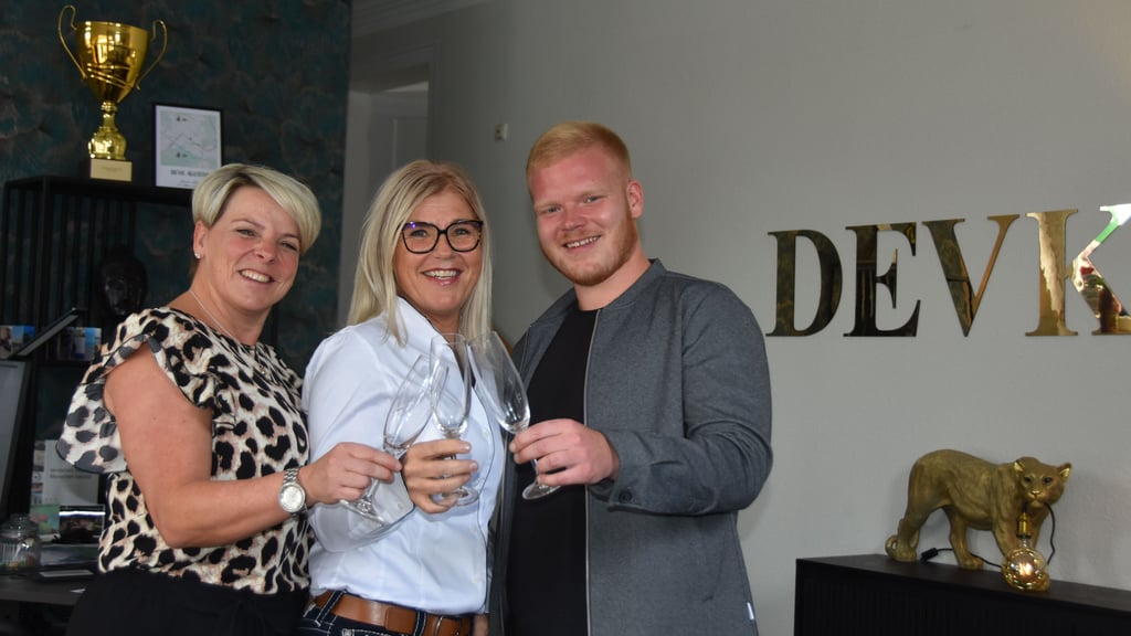 Büroleiterin Ivonne Caspari (v.l.), Versicherungsfachfrau Kerstin Köhn und Gian Luca Mai stoßen auf das Jubiläum an.