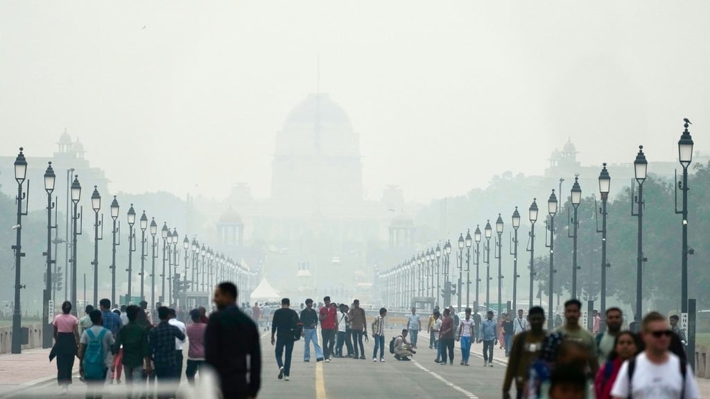 Menschen auf einer in Smog gehüllten Straße in Neu Delhi. (Archivbild)