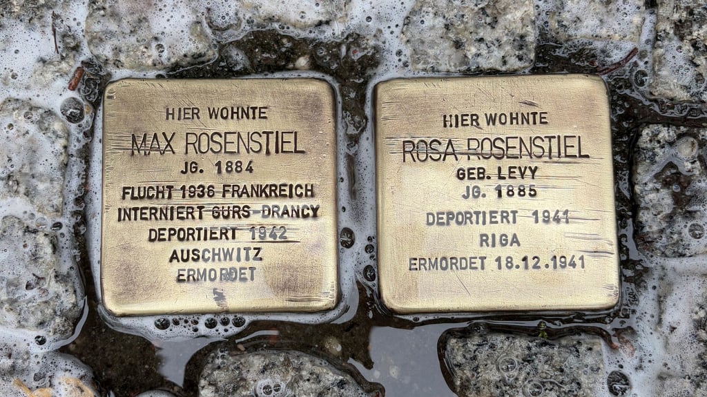 Stolpersteine erinnern in Zerbst an von den Nazis ermordete Juden. Mitglieder der Jungen Union Zerbst säuberten die Messingplatten anlässlich des Pogromgedenkens, um sie wieder stärker sichtbar zu machen im Stadtbild.