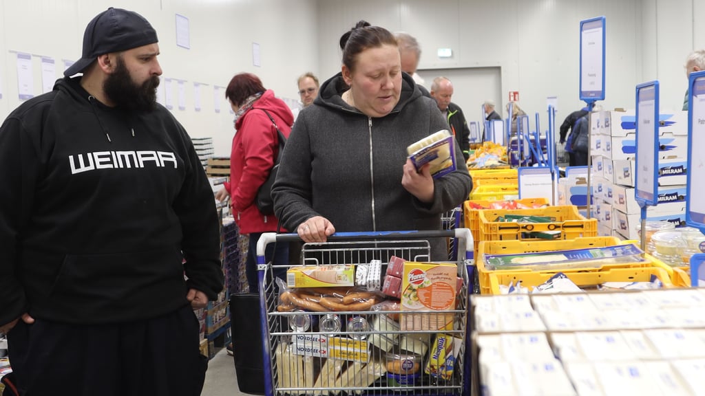 Sind erst das zweite Mal in der "Ostmilch"-Frischehalle in Meitzendorf und vom Angebot begeistert: Dennis und Jana Rieke aus Letzlingen.