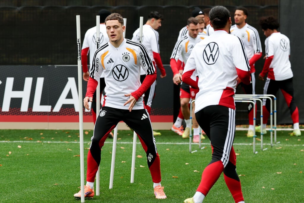 Kevin Schlotterbeck konnte nicht mit Florian Wirtz (vorn) trainieren.