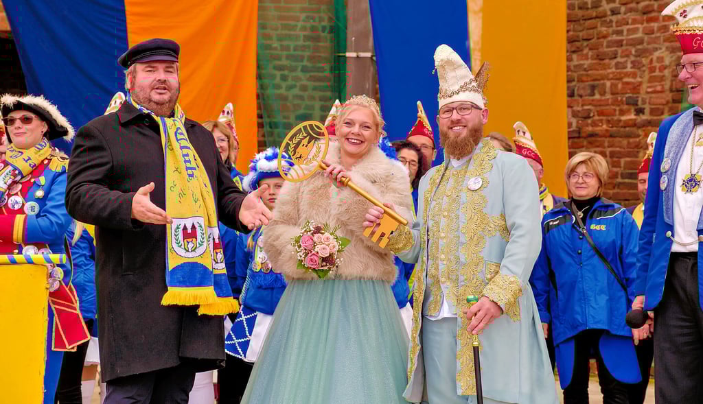 Prinz Stefan I. und Prinzessin Claudia I. haben von Bürgermeister Enrico Schilling den Rathausschlüssel erhalten. 
