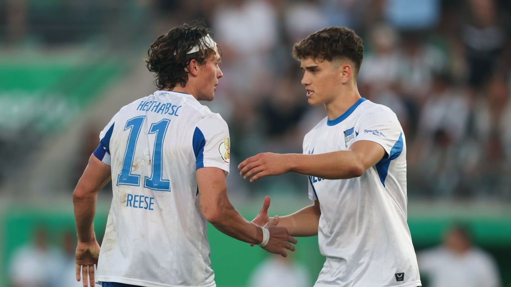 Hertha BSC hat Janne Berner (r) mit einem Profivertrag bis 2028 ausgestattet.