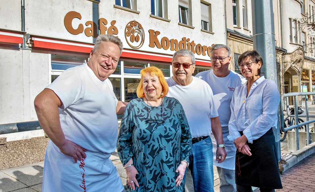 80 Jahre Konditorei Mrosek: die Familie mit den aktuellen Chefs, den Konditormeistern Hendrik (2.v.re.) und Matthias Fuchs (li.).