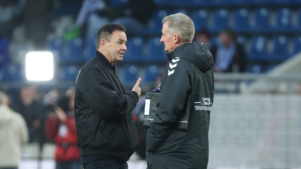 Auch mit Sportchef Otmar Schork (links) ging Trainer Petrik Sander nach der neuerlichen Niederlage des 1. FC Magdeburg gegen Paderborn sehr schnell in den Austausch.