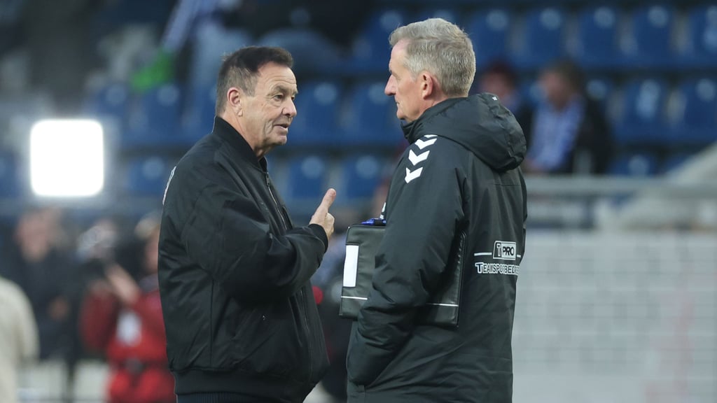Auch mit Sportchef Otmar Schork (links) ging Trainer Petrik Sander nach der neuerlichen Niederlage des 1. FC Magdeburg gegen Paderborn sehr schnell in den Austausch.
