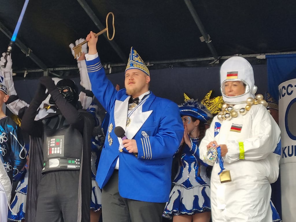 Kukakö-Präsident Till Mormann hat sich den Rathausschlüssel von „NASA-Astronautin“ und Oberbürgermeisterin Christina Buchheim geholt.