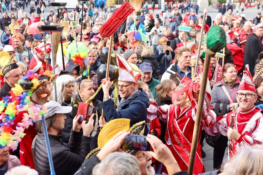 Höhepunkt war die Stadtwette mit einer Mega-Besen-Polonaise. 