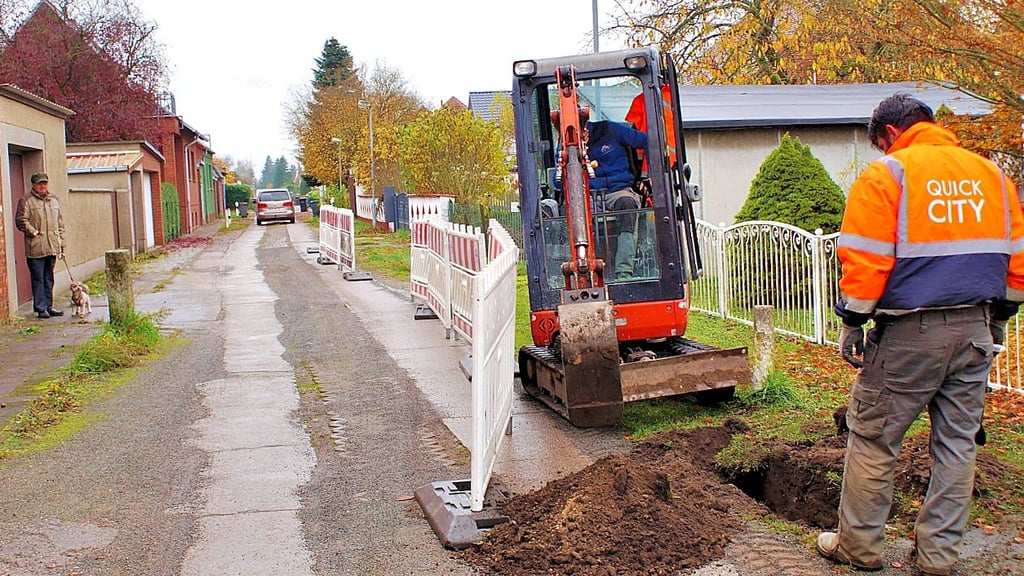 Mitarbeiter einer Firma aus Berlin haben in dieser Woche in der  Feldstraße in Havelberg die Leerrohre für die Glasfaserkabel verlegt. Zuvor waren sie in der Thomas-Müntzer-Siedlung und im Grünen Weg tätig. 