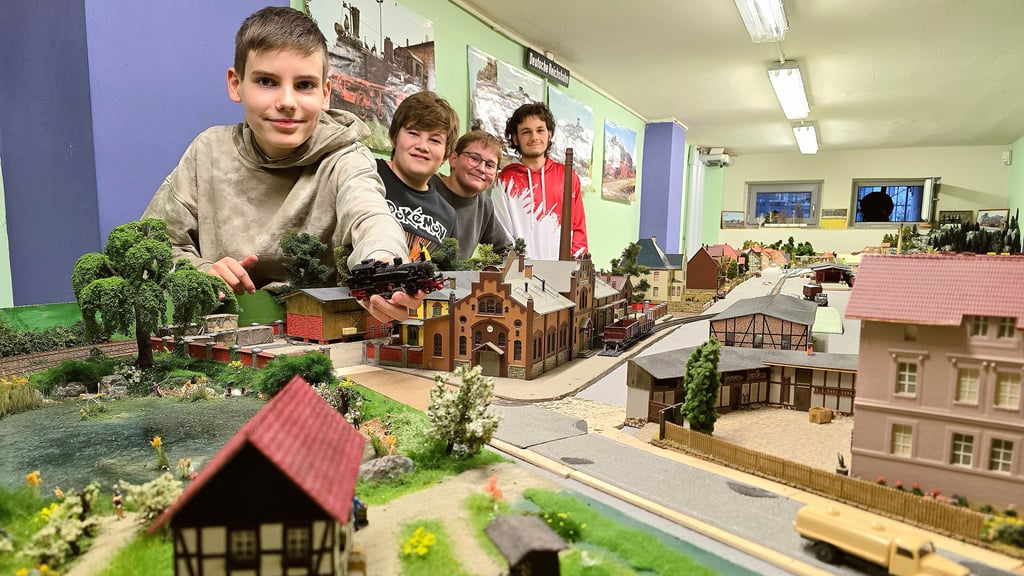 Im Keller der Sekundarschule Burgbreite in Wernigerode heißen die Mitglieder der AG Modellbau am Wochenende 15./16. November interessierte Besucher willkommen.