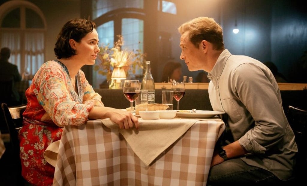 Matthias Schweighöfer mit Verena Altenberger in seinem neuen Film „Das Leben der Wünsche“. Jetzt kommt der Schauspieler zum Kinostart auch nach Halle.