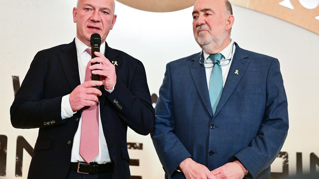 Berlins Regierender Bürgermeister Kai Wegner (CDU), hier mit Israels Botschafter Ron Prosor, will Transparenz bei der Vergabe von Fördermitteln.