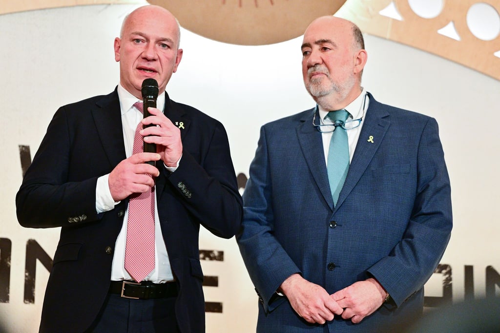 Berlins Regierender Bürgermeister Kai Wegner (CDU), hier mit Israels Botschafter Ron Prosor, will Transparenz bei der Vergabe von Fördermitteln.