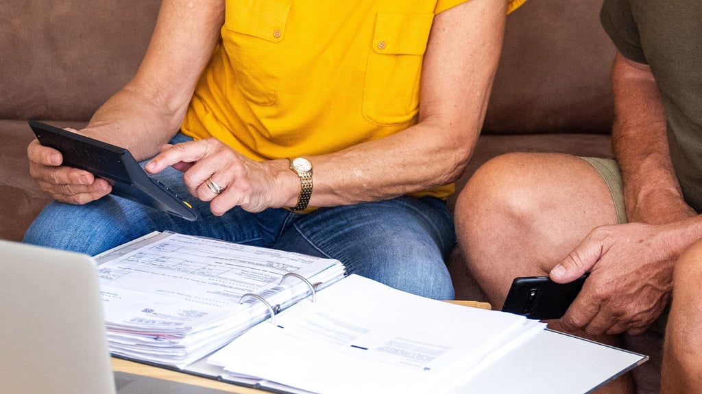 Zur Abgabe einer Steuererklärung verpflichtet sind Rentnerinnen und Rentner immer dann, wenn ihr zu versteuerndes Einkommen den jährlichen Grundfreibetrag übersteigt.