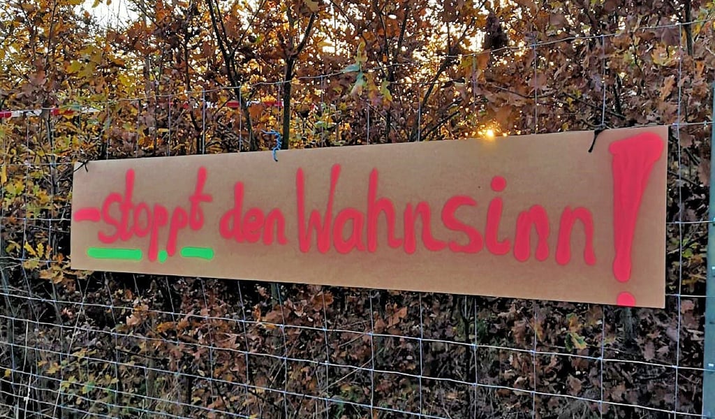 Ein Schild am Wildschutzzaun weist auf den „Wahnsinn“ im Eichenwald zwischen Lindstedt und Hottendorf hin. 