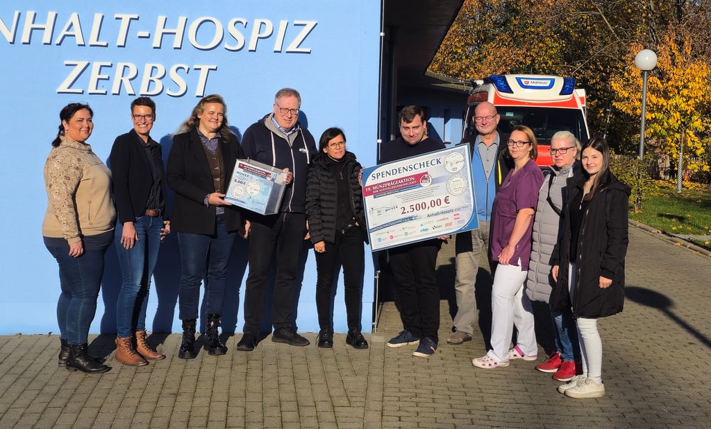 2500 Euro konnte die Ausstellergemeinschaft der Gewerbefachausstellung dem Anhalt-Hospiz Zerbst übergeben.