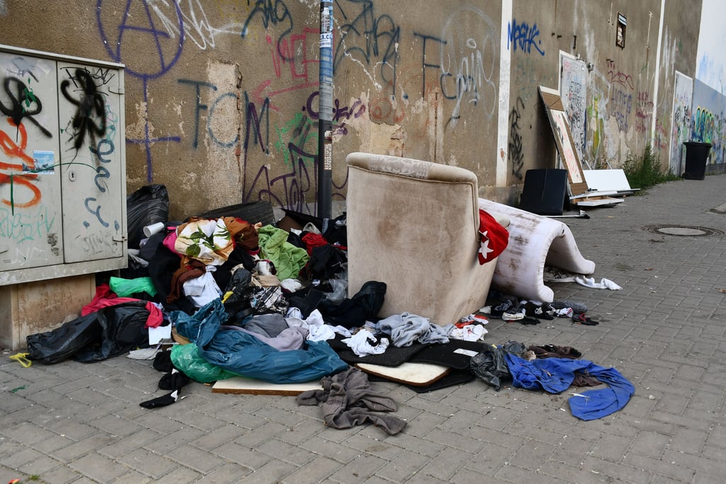 Müll am Moritzplatz in der Neuen Neustadt in Magdeburg. Kein seltenes Bild, sondern Alltag. Hier soll sich etwas ändern.