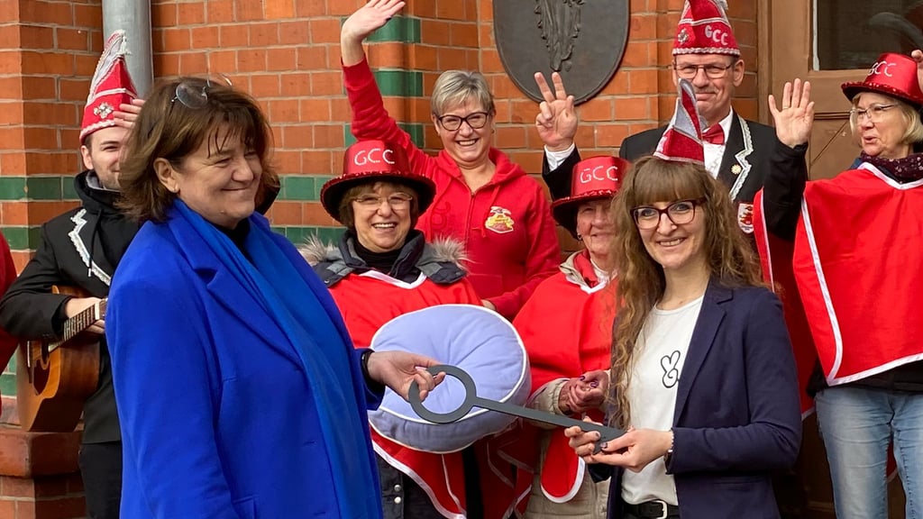 Die genthiner Bürgermeisterin Dagmar Turian musste den Rathausschlüssel an GCC-Präsidentin Ulrike Paul abgeben. 