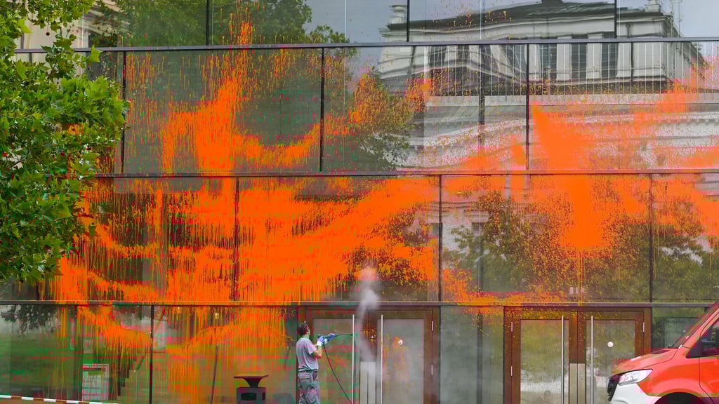 Die Uni will Schadenersatz einfordern, nachdem eine Glasfassade großflächig besprüht wurde. (Archivbild)