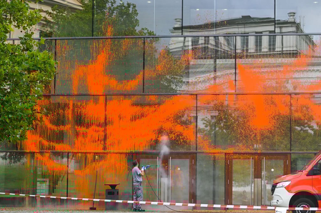 Die Uni will Schadenersatz einfordern, nachdem eine Glasfassade großflächig besprüht wurde. (Archivbild)