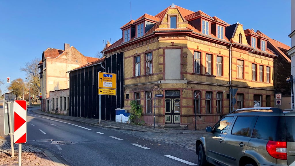 Am „Mokka-Pott“ genannten Gebäudeensemble Altstopfstraße  1 bis 3 in Quedlinburg sind bereits erste Arbeiten zur Dachsicherung erfolgt.