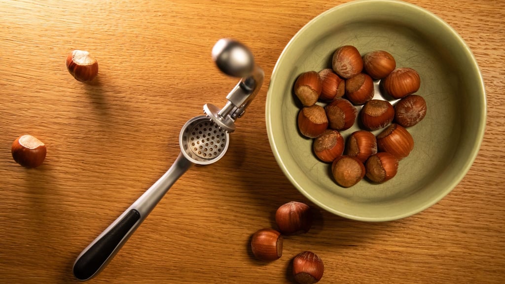 Lassen sich Haselnüsse auch mit einer Knoblauchpresse knacken?