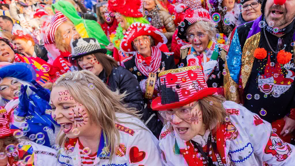 In Köln und anderen Städten wird der Karnevalsauftakt gefeiert.