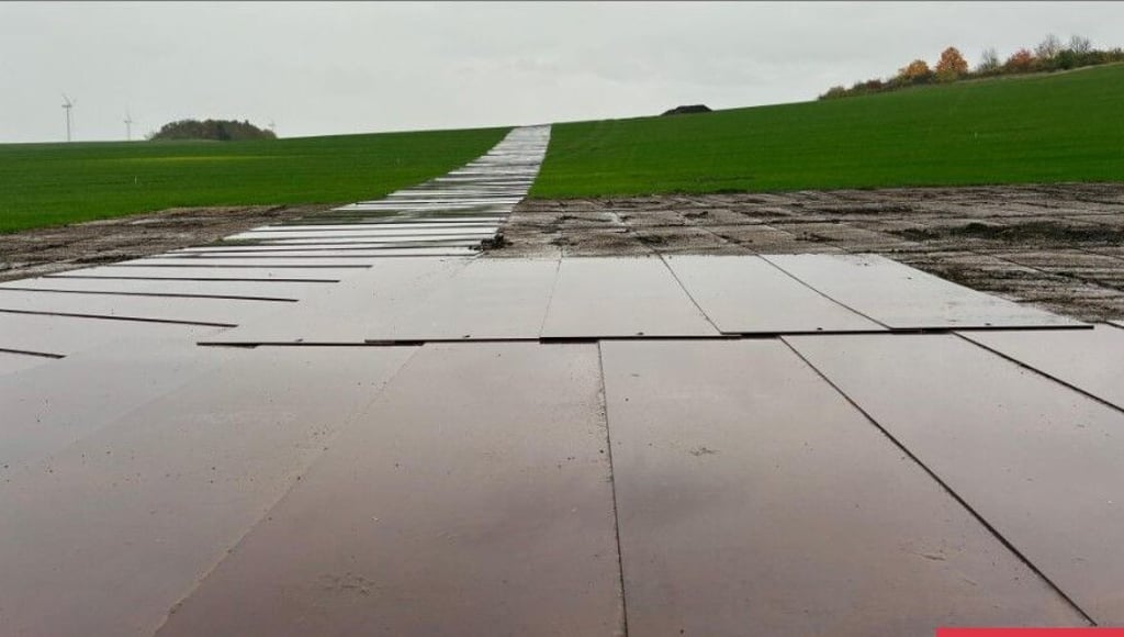 Tausende Metallplatten liegen auf einem Feld bei Domnitz.
