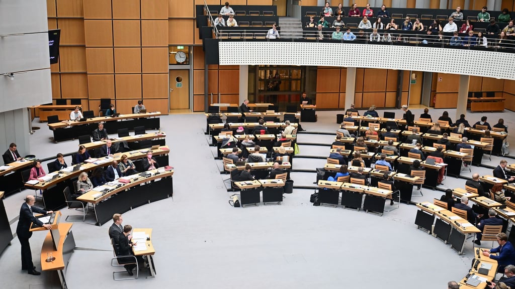 Der bisherige Grünen-Politiker Altug kehrt seiner Partei und seiner Fraktion im Abgeordnetenhaus den Rücken zu. (Archivbild)