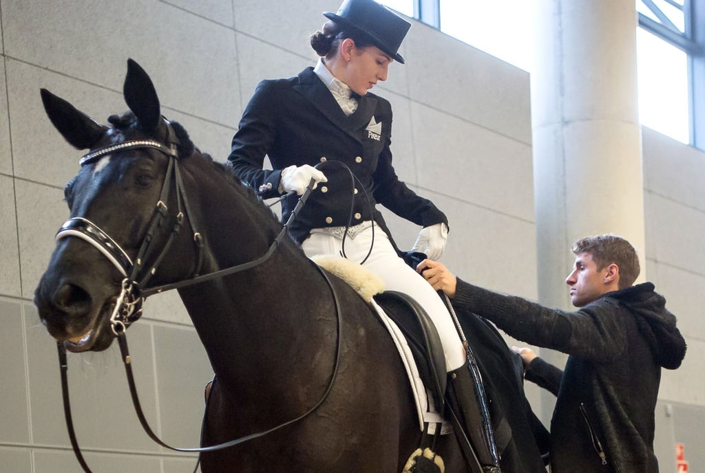 Thomas Müller hilft seiner Frau Lisa bei der Vorbereitung. (Archiv)