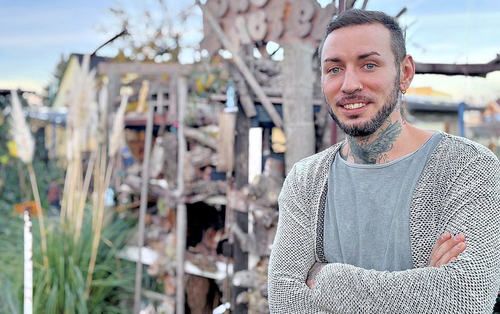 Kevin Noack ist 2024 nach Sandersdorf gezogen – wegen der Natur. In einem Jahr hat er über 3.000 Schmetterlinge aufgezogen und in die Natur entlassen.