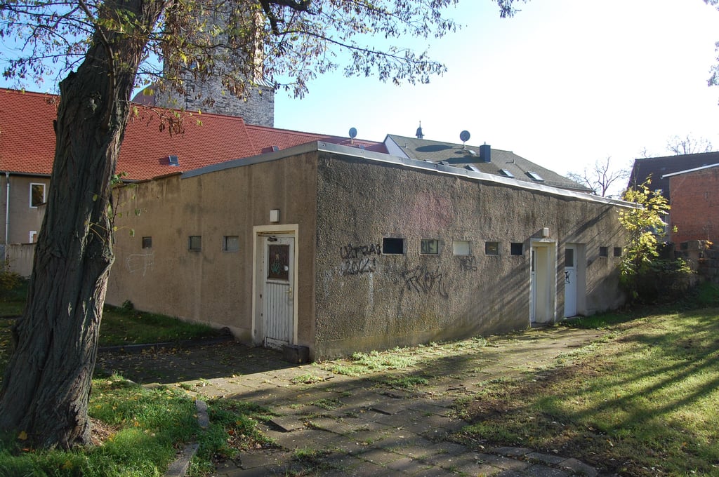 Die einstige öffentliche Toilette im Hof des „Roten Löwen“ ist seit langem geschlossen. Unstrittig ist, dass die Innenstadt ein öffentliches und vor allem öffnungszeitenunabhängiges WC braucht. Ob eine Sanierung der alten Toilettenanlage mit vertretbarem Aufwand machbar wäre, ist derzeit unklar.