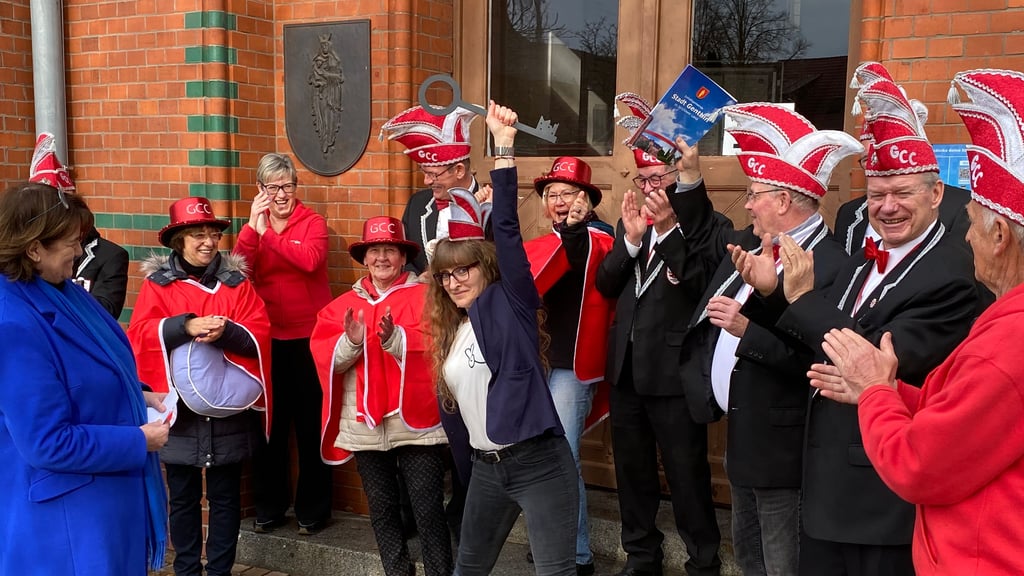 Da ist er! GCC-Präsidentin Ulrike Paul mit dem Rathausschlüssel. 