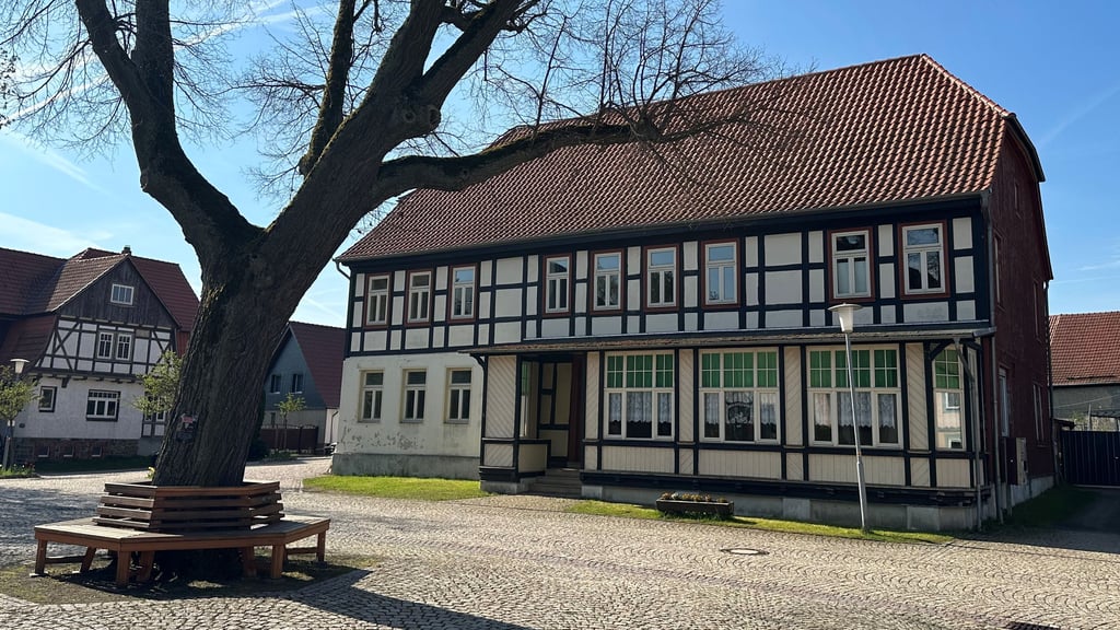 Einst erstes Haus am Platz, steht der Lindenhof in Straßberg jetzt leer. Der Eigentümer hält an seinen Plänen fest.