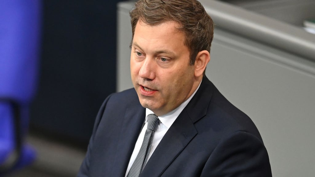 SPD-Chef Lars Klingbeil glaubt an eine zeitnahe Einigung im Streit über einen neuen Wehrdienst. (Archivbild)