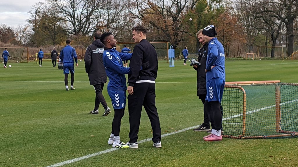 Wiedersehen macht Freude: Martijn Kaars ließ sich am Dienstag bei seinen ehemaligen Kollegen des 1. FC Magdeburg blicken.