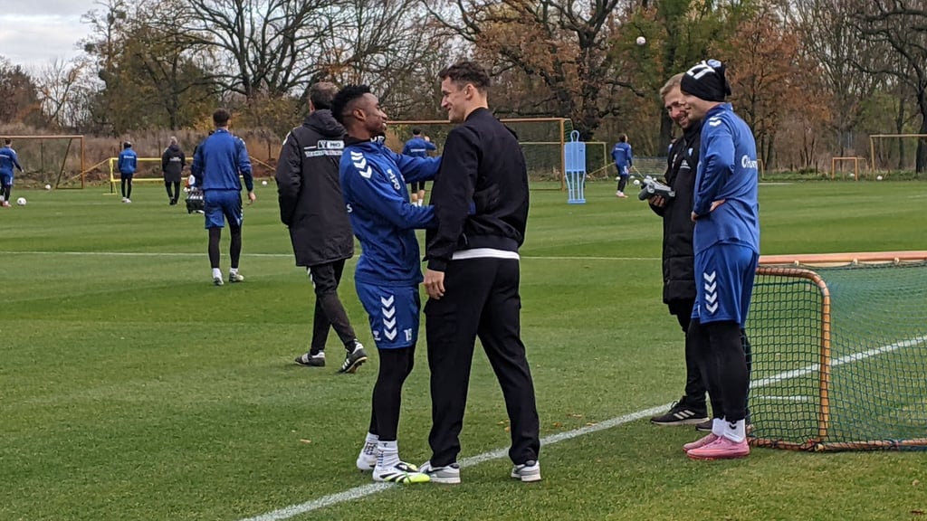 Wiedersehen macht Freude: Martijn Kaars ließ sich am Dienstag bei seinen ehemaligen Kollegen des 1. FC Magdeburg blicken.