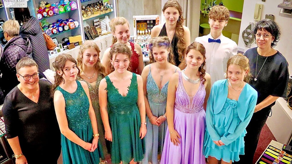 Andrea Panick (links) und Friseurin Jana Mahler (rechts) stellen sich zum gemeinsamen  Gruppenfoto mit den  Models auf.